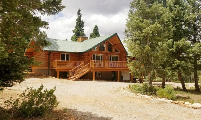 Duck Creek Village Cabin | Luxury upscale cabin, quiet cul-de-sac, free Wi-Fi