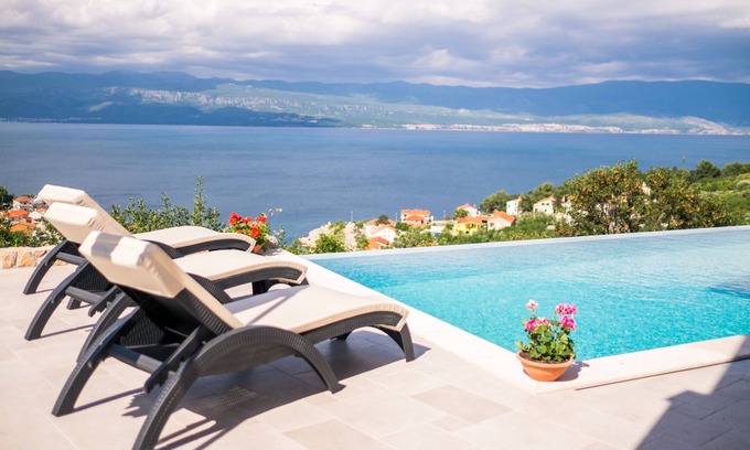 Vrbnik Apartment | Luxury vacation apartment with private pool, sea view - TRAVELER Reiseburo Krk - ID 2112