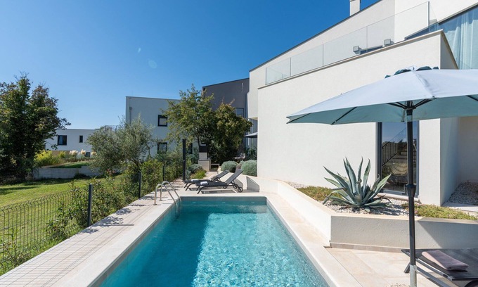 Vabriga Villa | Luxury Villa Abstracta with Pool