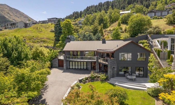 Queenstown City Centre House | Luxury Villa Central Queenstown Lake Views + Spa