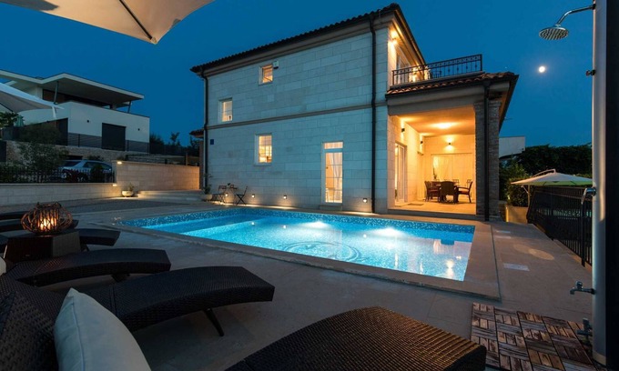 Milohnici House | Luxury Villa EMMA with private pool, jacuzzi and sauna