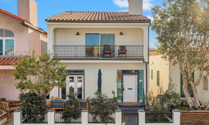 Belmont Shore House | Luxury Villa in Belmont Shores 4 Bedrooms 3 Bathn