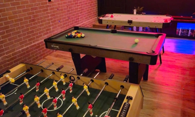 Tobyhanna Villa | Luxury Villa w/Hot Tub Movies Arcade Breakfast Gym