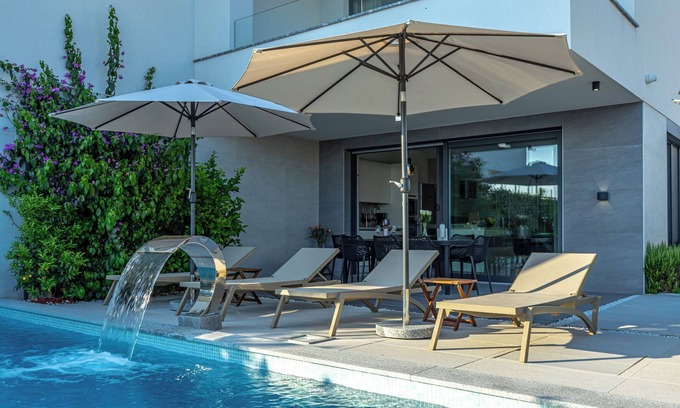 Linardici Villa | Luxury villa with open sea view and its own multi-purpose sports ground