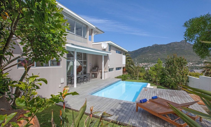 Hout Bay Villa | Luxury villa with pool & amazing ocean and mountain views, sleeps 12, aircon