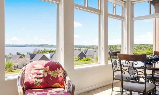 Table Rock Condo | Luxury Walk-In Condo 2 King Suites Sunroom + Patio Near Branson Fun!