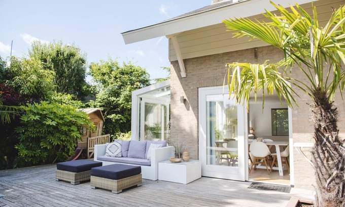 Vinkeveen Villa | Luxury water villa in quiet location. Boat rental optional.