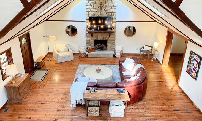 Laurelville Cottage | LUXURY Wooded Hilltop Villa Lodge in Hocking Hills