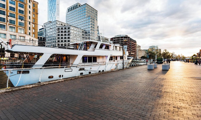 Canary Wharf Boat Rental | Luxury Yacht