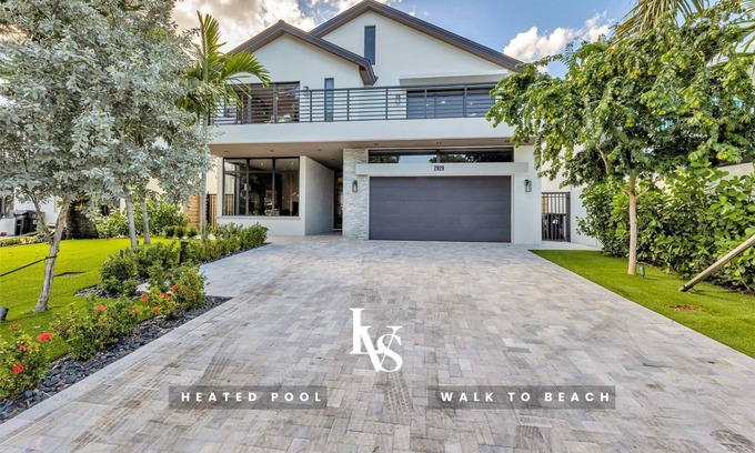 Lauderdale Beach House | LVS Casa La Playa- 5 Beds, Walk 2 Beach with Heated Salt Pool