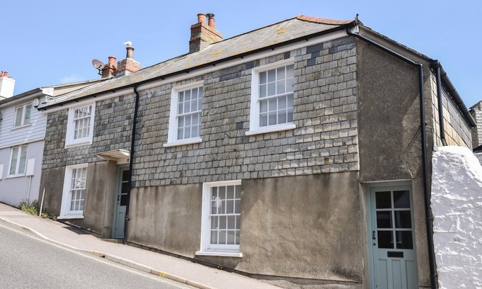 Lyme Regis Cottage | Lyme Regis self-catering cottage with parking n50m from the Cobb, 3 Bedrooms.