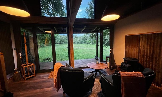 New Forest District House | Lynbrook Haybarn, Hot tub and outdoor kitchen, New Forest