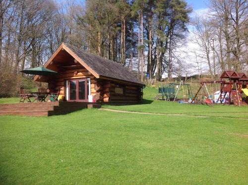 Wing Cabin | lyne view, log cabin