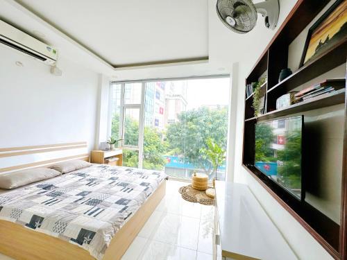Phuong 6 Apartment | Mặt tiền Quận 3 - Nhà kính view đẹp - có thang máy