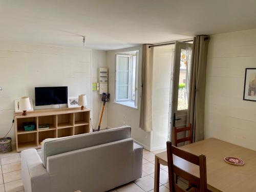 Imphy Apartment | M2 Parking Wifi 1 à 3 pers 1 chambre, 1 lit de 180 ou 2 de 90, 1 canapé 120