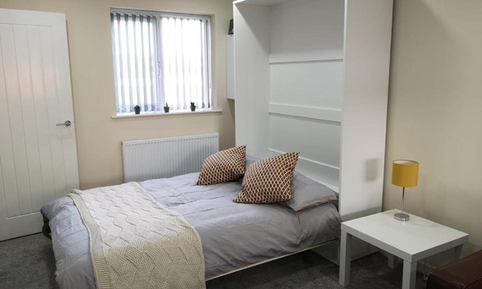 Offerton Apartment | M60 Modern Studio Appartment with free parking