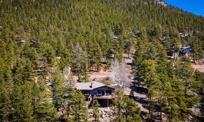 Windcliff Estates House | Macmillan Dog-friendly Vacation At Windcliff 4 Bedroom Home by RedAwning
