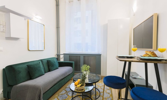 Madeleine Apartment | Madeleine Area Charming & Stylish Studio