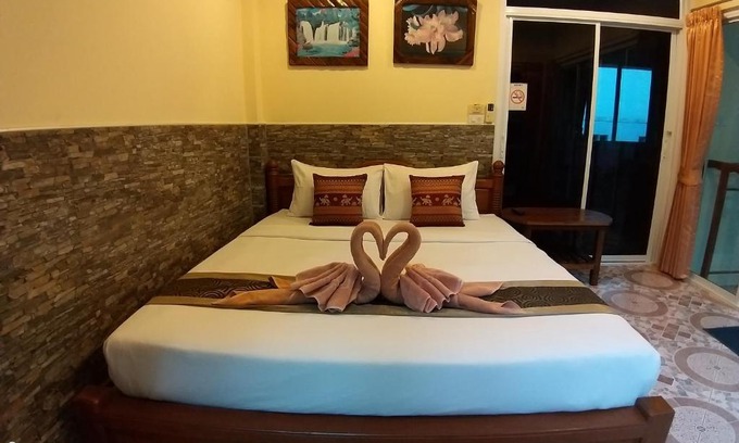 Lamai City Center House | Mae Somboon House