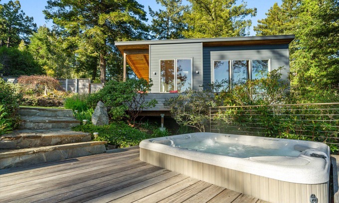 Cazadero House | Magic Madrone~Stylish and Cozy Retreat w/Stunning Redwood Views!HotTub/WiFi