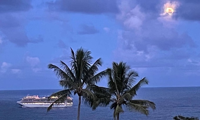 Paukaa Bed & Breakfast | Magic Skies Top Flr Ocean View Under the Sea Room