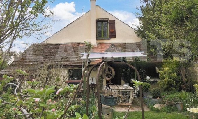 Villiers-sur-Seine Cottage | Magical Cottage with Garden
