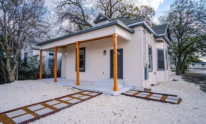 Eastside Promise Neighborhood House | Magnificent 4BR Near Famous Riverwalk and Downtown