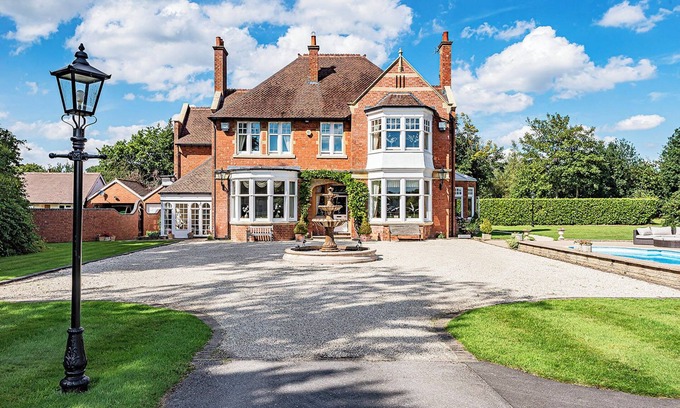 Lapworth House | Magnificent Edwardian Property with swimming pool or hot tub set in 3.5 acres