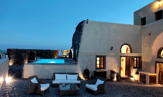 Megalochori House | Magnificent manor house with a terrace, an enormous courtyard and an infinity pool, over the rooftops of the village