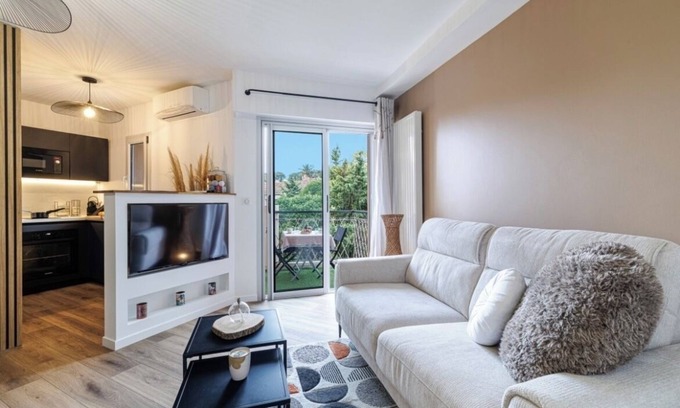 Le Cannet Apartment | Magnificent Studio in Cannes close to beaches.