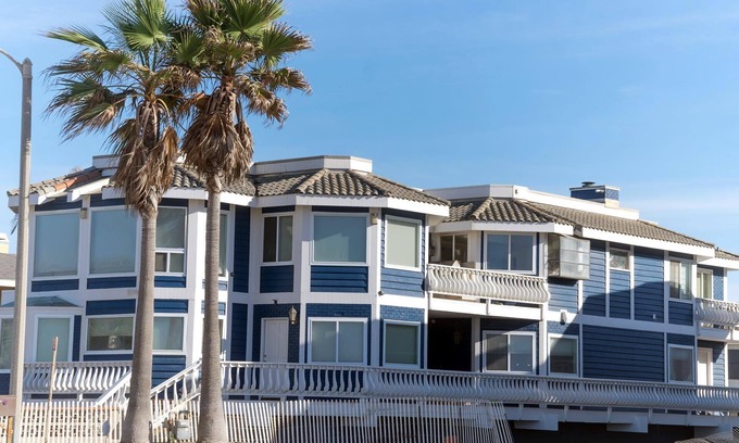 Oxnard Shores House | Magnificent Victorian-Modern House on the sand of Mandalay Beach