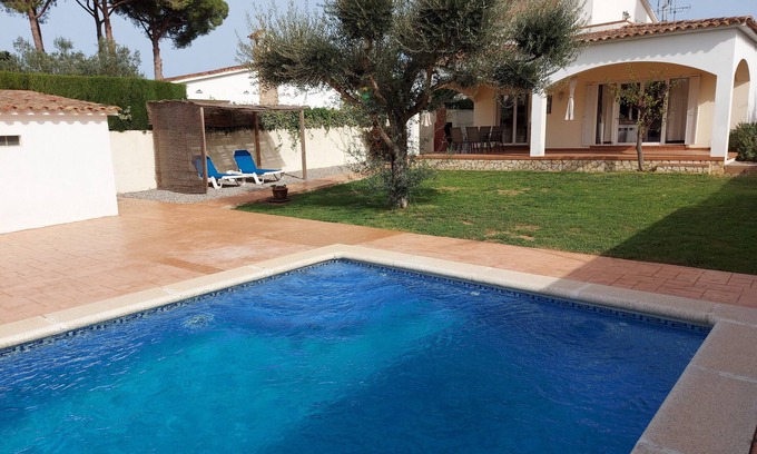 L'Escala Villa | Magnificent Villa with private pool on large plot unlimited free wifi