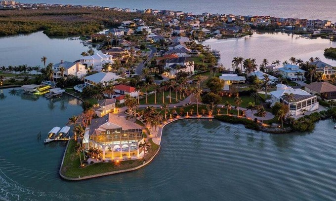 Bonita Springs House | Magnificent Waterfront Escape
