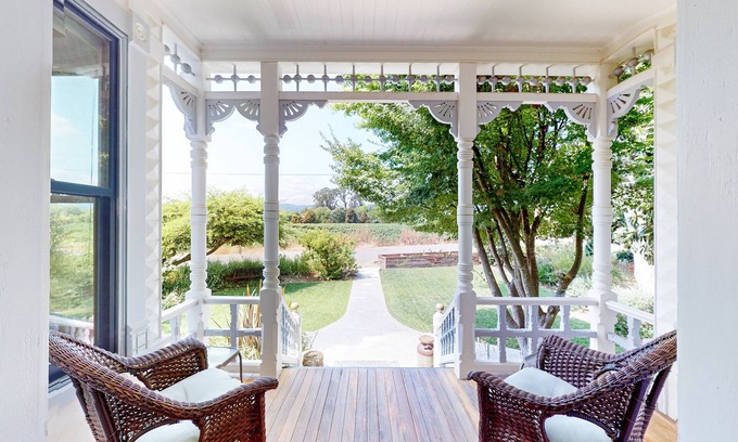 Healdsburg House | Magnolia Ranch Vineyards | Historic house in Healdsburg with lovely private yard
