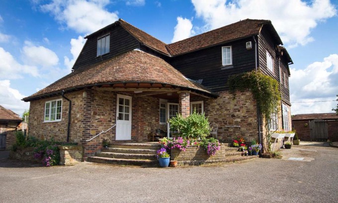 Barns Green Bed & Breakfast | Magpies Lodge