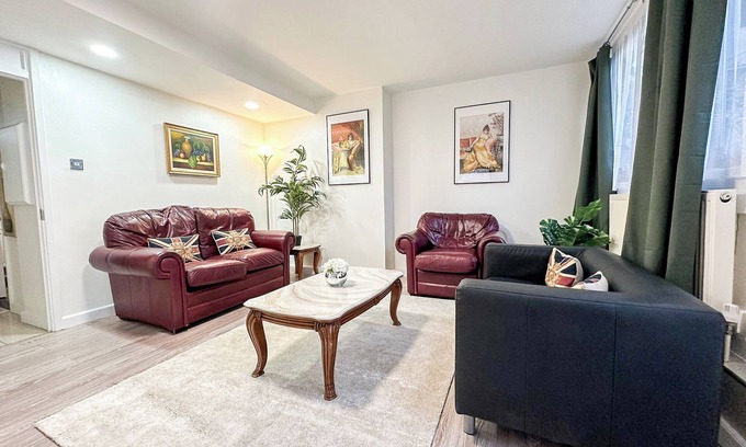 St. Johns Wood Apartment | Maida Vale 3 Bed 3 Bath Flat w. Garden & Free WiFi near Paddington Little Venice