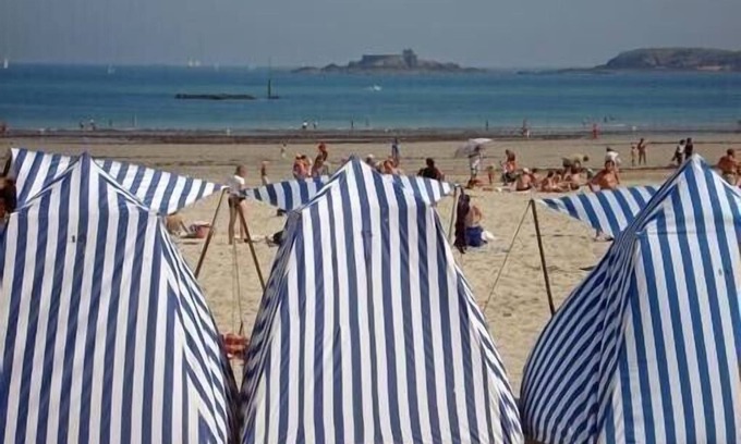 Dinard Apartment | Main beach 100m, Dinard town centre- 50sq.m apartment + terrace