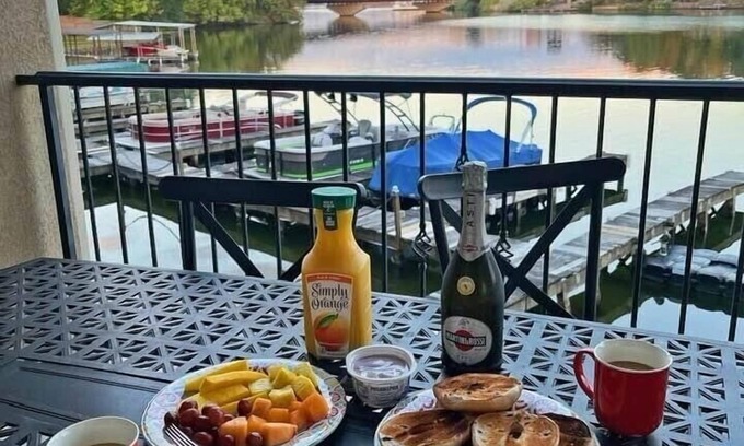 Lake Hamilton Condo | Main Level Luxury, Lakefront, Walk-in Condo with a boat slip on Lake Hamilton.