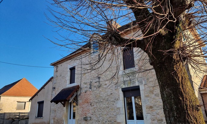 Mayac House | Maison Ancienne Entièrement Rénovée Située Dans un Joli Petit Village