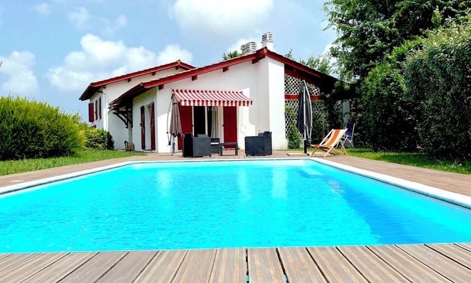 Bassussarry House | Maison Basque Familiale et Piscine Chauffée 9pers