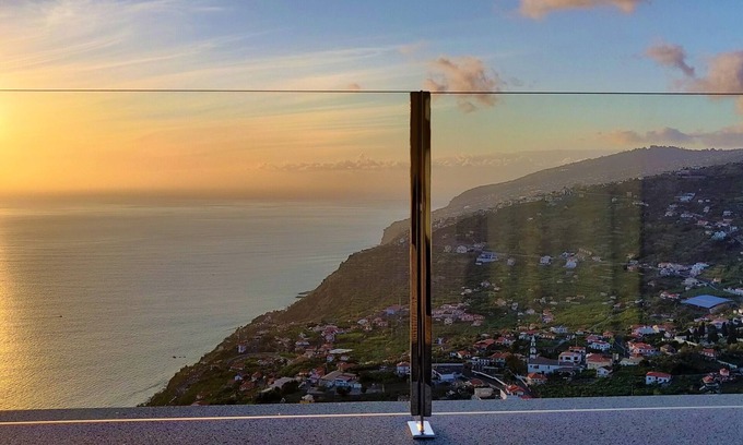 Calheta House | Maison Blanche with panoramic views of the sea, mountains and village