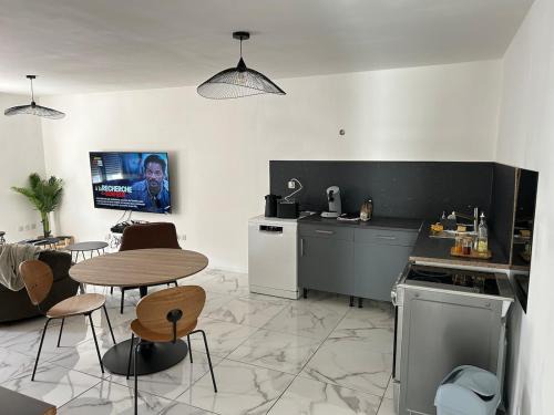 Bruay-sur-l'Escaut Apartment | Maison cosy avec cour privée