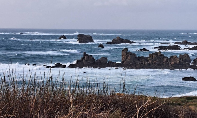 Lanildut House | Maison Dans Impasse, vue mer D'iroise et île D'ouessant de L'étage. Proche Gr34