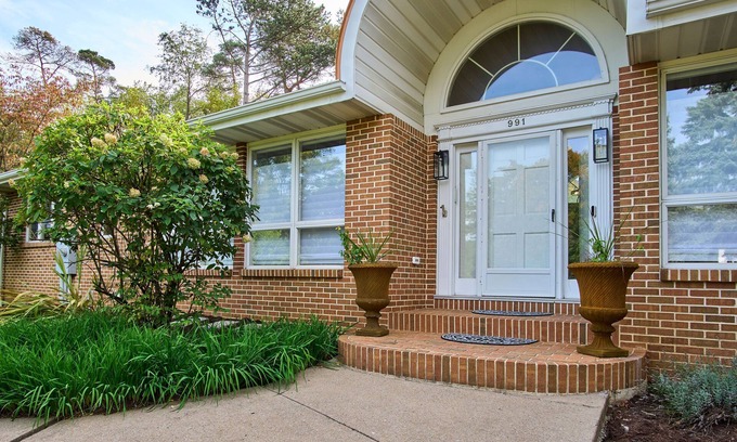 State College House | MAISON de BLUE et BLANC, Luxury Renovated Home, Close to Beaver Stadium.n