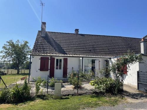 Isle-et-Bardais House | Maison de campagne rénovée avec vue sur étang, animaux acceptés - FR-1-489-389