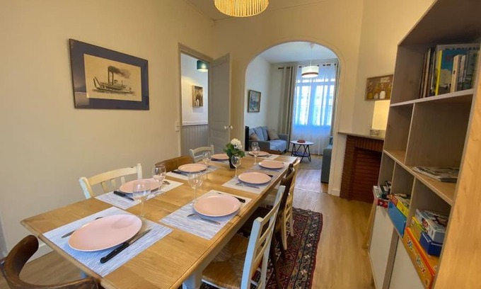 Amiens Villa | Maison de Charme - 4 Chambres - Courette & Parking Gratuit