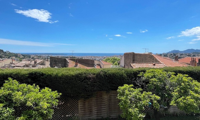 Le Cannet House | Maison de Village, vue mer Avec Vieux Lavoir. Animaux de Compagnie Acceptés