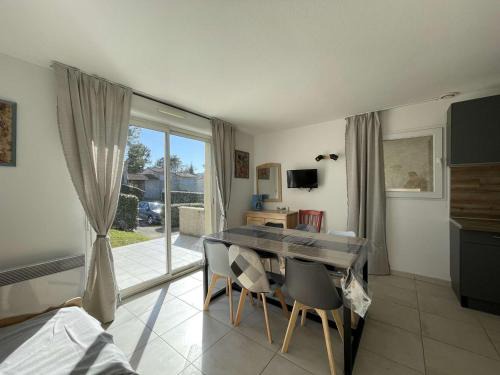 Salavas House | Maison Duplex avec Terrasse, 2 Chambres, Piscines et Parking - FR-1-382-19