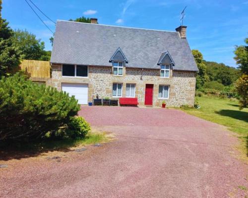 Coulouvray-Boisbenatre House | Maison en pierre au milieu du bocage