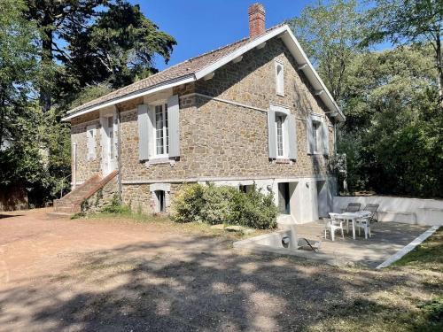 Noirmoutier-en-l'Ile House | Maison en pierre rénovée, 8 couchages, terrasse bois, proche bois de la Chaise - FR-1-224B-162